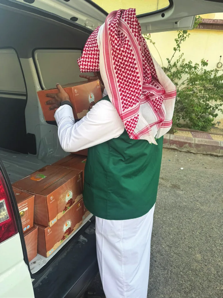 تحميل أحد صناديق التمور